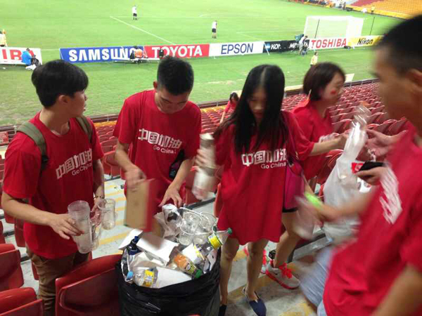 亚洲杯赛场北京球迷捡垃圾