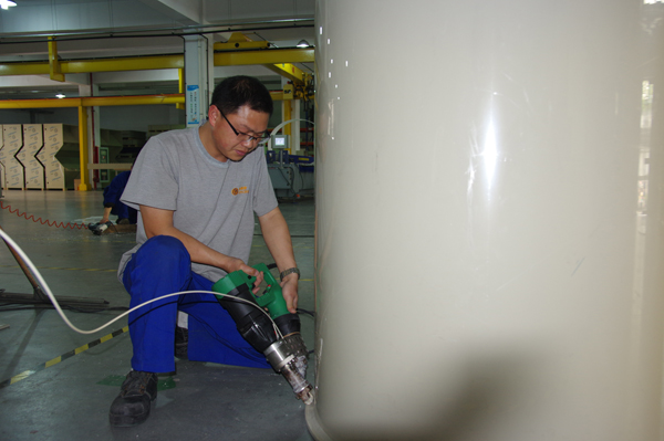 污水处理设备生产车间中如何用塑料焊枪进行材料最适温度鉴定