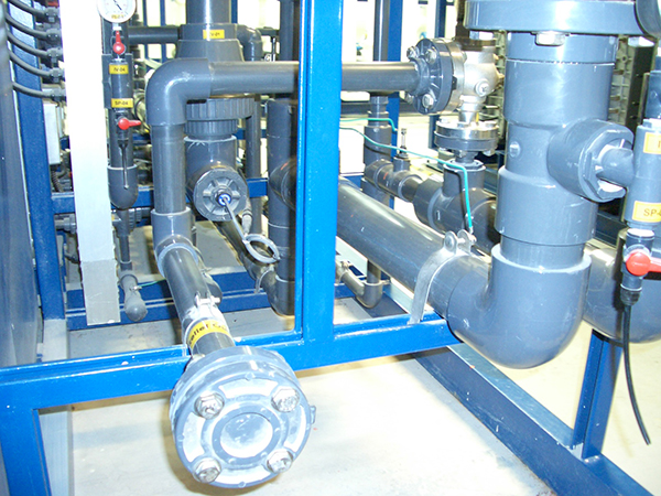 浅析桁车式刮泥机在环保水处理设备工程中的特点