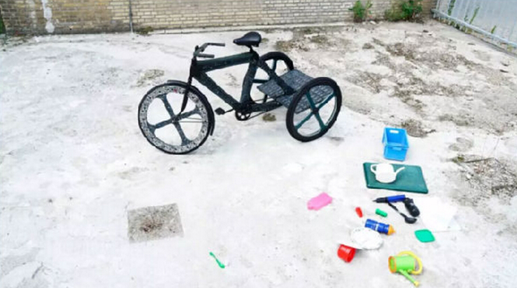 荷兰人把塑料垃圾袋改造成了好玩的公园摇椅
