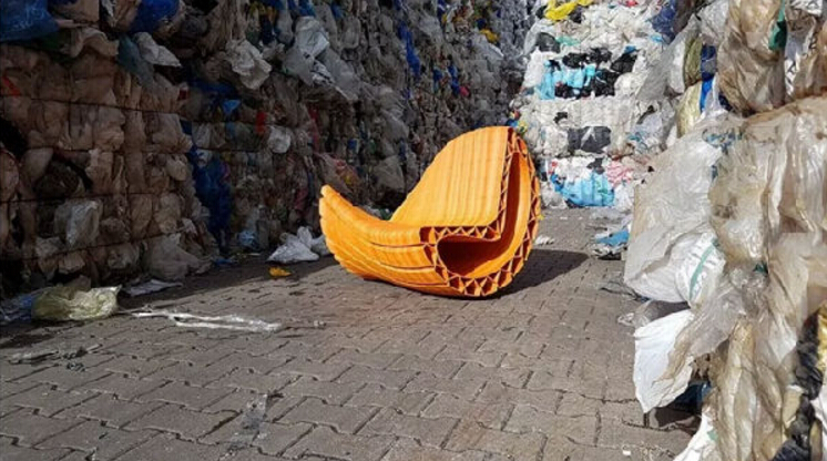 荷兰人把塑料垃圾袋改造成了好玩的公园摇椅