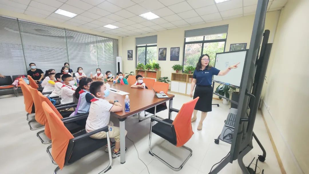 带城小学红领巾假日小队走进依斯倍环保，开展校外实践学习活动