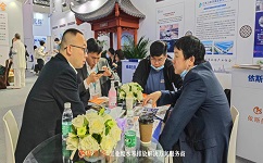 在中国国际环保展会上，依斯倍技术人员向客户介绍工业废水零排放技术