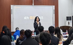 依斯倍班在重庆工商大学正式开课，依斯倍环保董事长常英发表主旨报告